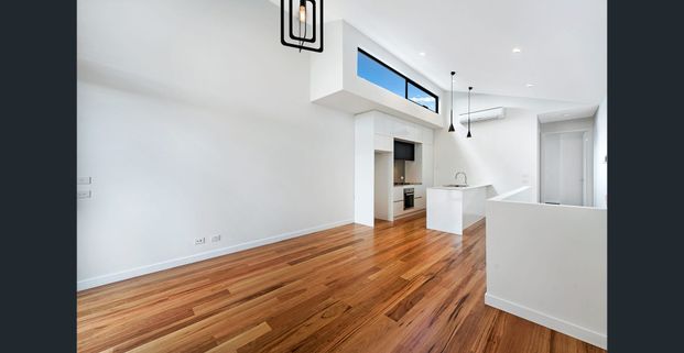 Stylish as new with lofty cathedral style ceilings - Photo 1