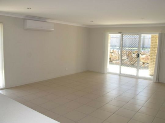 4 BEDROOM FAMILY HOME LOCATED IN QUIET STREET! - Photo 1