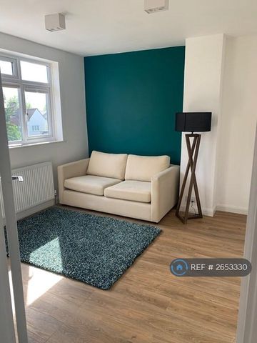 4 bedroom semi-detached house to rent - Photo 3