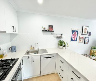 Beautiful Double-Storey Townhouse!! - Photo 3