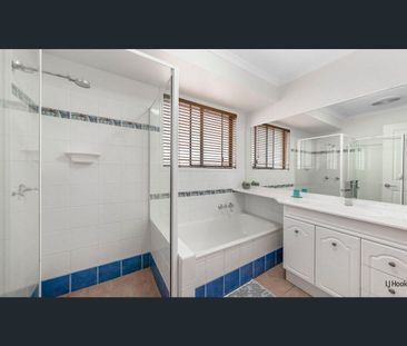 SPACIOUS THREE BEDROOM PLUS STUDY HOME - GREAT LOCATION - Photo 2