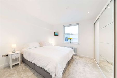 A superb refurbished four bedroom, four bathroom town house with roof terrace - Photo 5