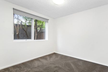 Stylish 2-Bedroom Ground-Floor Apartment in Prime Location! - Photo 2