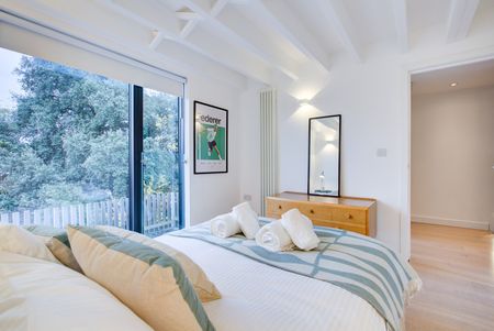 5 Bed Terraced House, Savona Close, SW19 - Photo 3