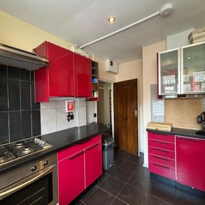 1 bedroom in a flat share to rent - Photo 2