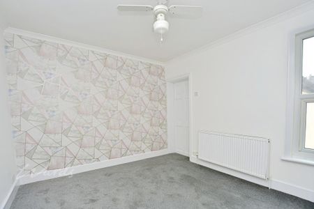 3 bedroom end of terrace house to rent - Photo 4