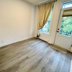 Situé en plein coeur de HOMA BEAU 3 1/2 complètement rénové - Photo 2