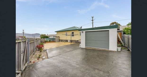 Spacious family home with outdoor undercover entertainment area - Photo 1