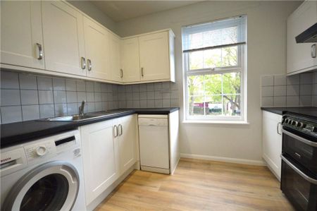 2 Bedroom Flat / Apartment - Eastgate Street, Winchester - Photo 4