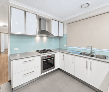 Spacious Three-Bedroom Whole Property with Ducted Heating & Air Con... - Photo 5