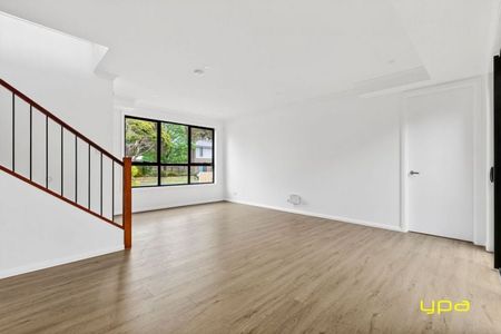 Brand New Spacious Family Home in Notting Hill! - Photo 2