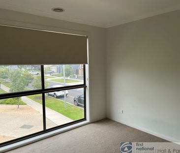 Spacious, Modern Four Bedroom Townhouse - Photo 3