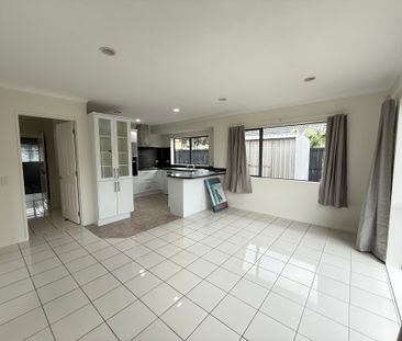 4 Bedroom Property with 2 Lounges&excl;&excl; - Photo 2