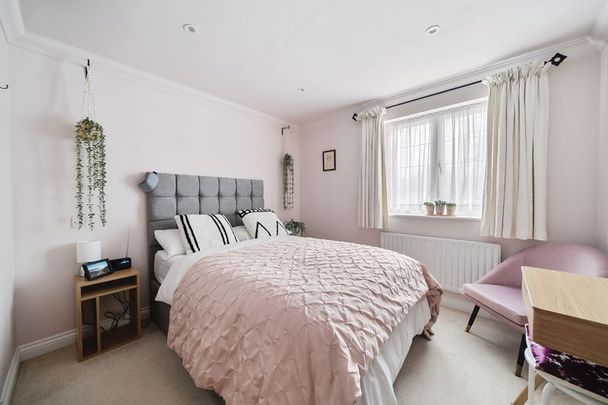 Boundary Road Grayshott, Hindhead - 2 bedrooms Property for lettings - Seymours - Photo 1