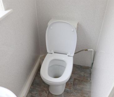 2 bedroom end of terrace house to rent - Photo 5