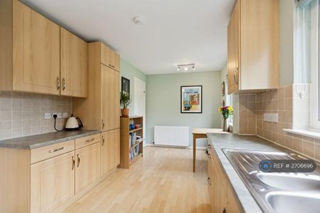 4 bedroom detached house to rent - Photo 3