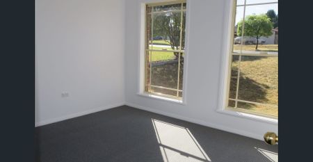 FRESH AND BRIGHT SPACIOUS 3 BEDROOM HOME! - Photo 5