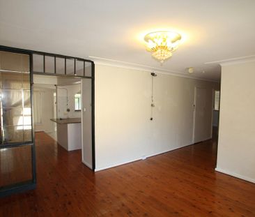 LOCATION !!! LOCATION !!! 4 BEDROOMS HOUSE IN QUIET STREET - SHORT ... - Photo 1