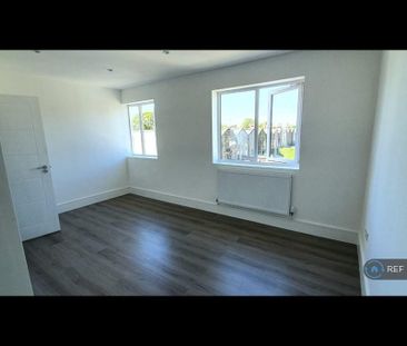 3 bedroom flat to rent - Photo 3