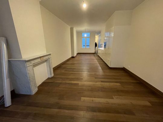 Heel mooi gerenoveerd appartement met twee slaapkamers. Tijdens de renovatie is veel aandacht besteed aan het behouden en versterken van de authentieke stijl van het gebouw. - Photo 1