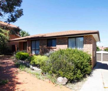 Family Home with mountain views - Photo 3