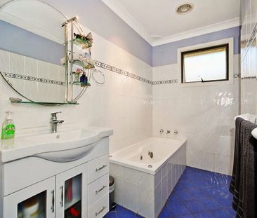 Beautiful Family Home in the Heart of Windsor - Photo 2