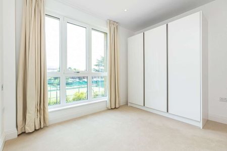 A luxury 2 bed apartment with views of the River Thames. - Photo 5