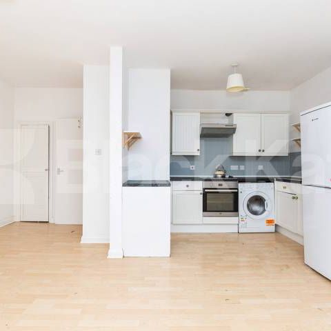 Large 1 bedroom in the heart of Hackney close to amenities and green spaces - Photo 1
