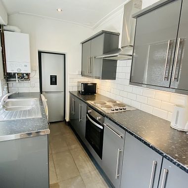 5 double Bedroom student house in a fantastic location - Photo 1