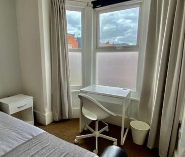 1 bedroom in a house share to rent - Photo 2