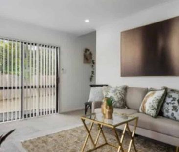 Chic 4BR Townhouse in Papatoetoe! - Photo 1