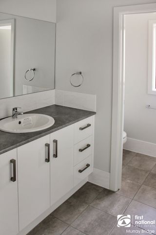 4 Bedrooms + Ensuite - Central Location! - Photo 3