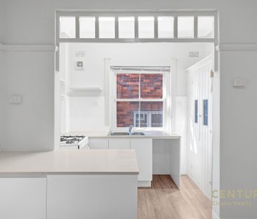 Spacious Art Deco Apartment with Modern Comfort in Prime Location - Photo 3