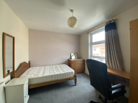 4 bedroom terraced house to rent - Photo 3