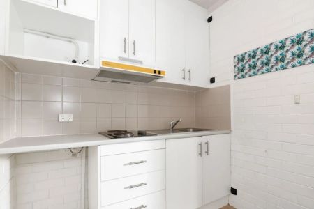 Studio Apartment in Sought-After St Kilda Pocket - Photo 3