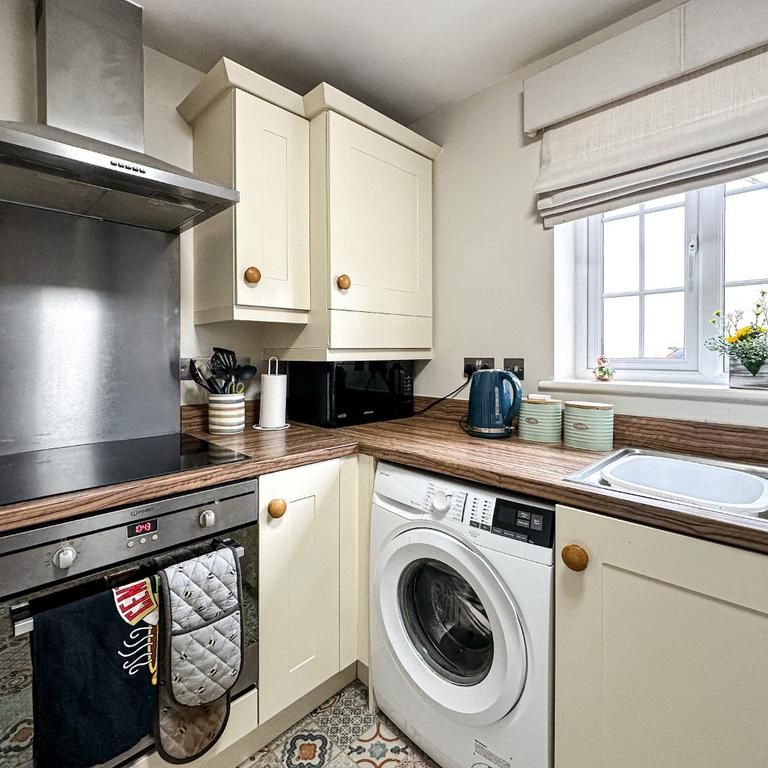 2 bedroom end of terrace house to rent - Photo 1