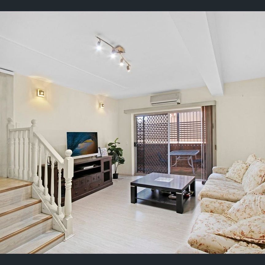 2 BEDROOM GRANNY FLAY - GAS/WATER/ELECTRICITY ALL INCLUDED - Photo 1