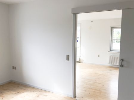 Hyggelig 2 værelses lejlihged beliggende i Gøls Minde, Skalborg med et dejligt lukket gårdmiljø. - Photo 3