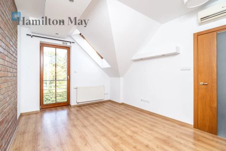 Przestronny i funkcjonalny dom w Bolechowicach z pięknym widokiem na Bramę Bolechowicką, idealny dla rodziny ceniącej komfort i bliskość natury - Фото 5