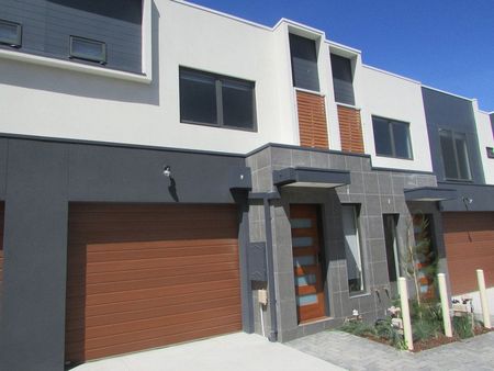 Quality 2 Bedroom Townhouse - Photo 2