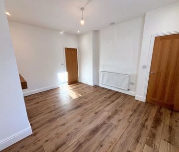 3 bedroom mid terrace to let - Photo 4