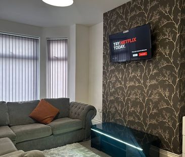 Room in a Shared House, Cheetham Hill Road, M8 - Photo 1