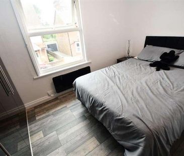 Bedroom Top Floor Apartment In Cranleigh, GU6 - Photo 3