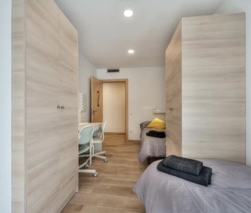 Travessera de Gràcia, Barcelona, Catalonia 08021 - Photo 1