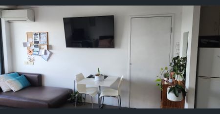 Level 5 lake and hinterland views. A quiet fully furnished studio with air conditioning, washing machine and free Wifi. - Photo 2