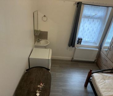 1 bedroom in a house share to rent - Photo 2