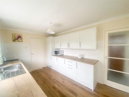 3 bedroom detached bungalow to rent - Photo 5