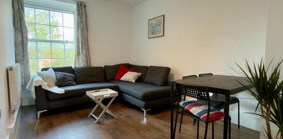 1 bedroom in a flat share to rent - Photo 2