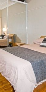 Classic Art Deco Apartment In Sought After Location - Photo 4