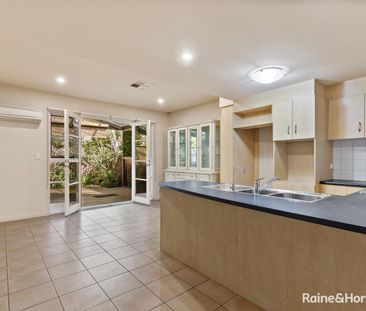 Prestigious 2 Bedroom Townhouse in Kensington! - Photo 2